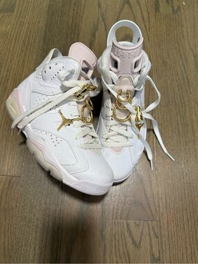 Jordan Kids White & Pink Retro-Inspired Sneakers with Gold Hardware